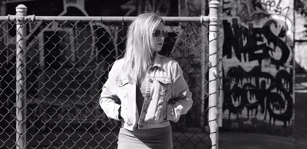 ciudad de Melbourne chica rubia posando en una calle de la ciudad de Melbourne